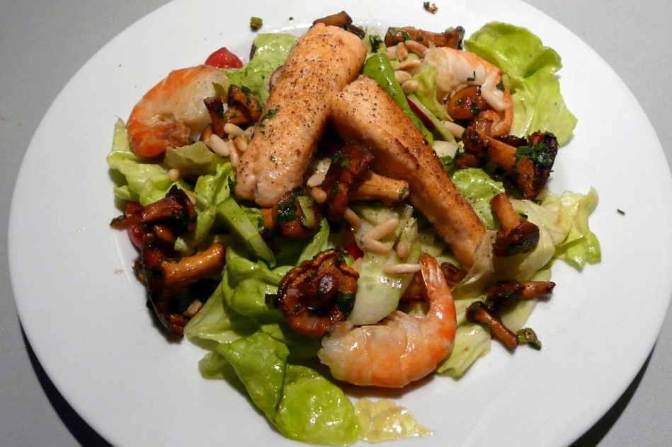 Kulinarische Welten zu Fisch- und Meeresfrucht: Salatteller mit Lachs ...