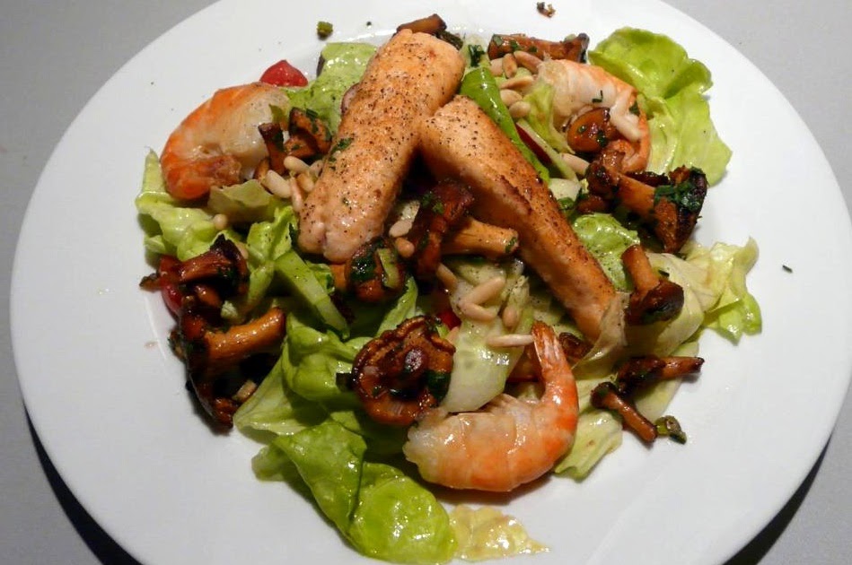 Kulinarische Welten zu Fisch- und Meeresfrucht: Salatteller mit Lachs ...