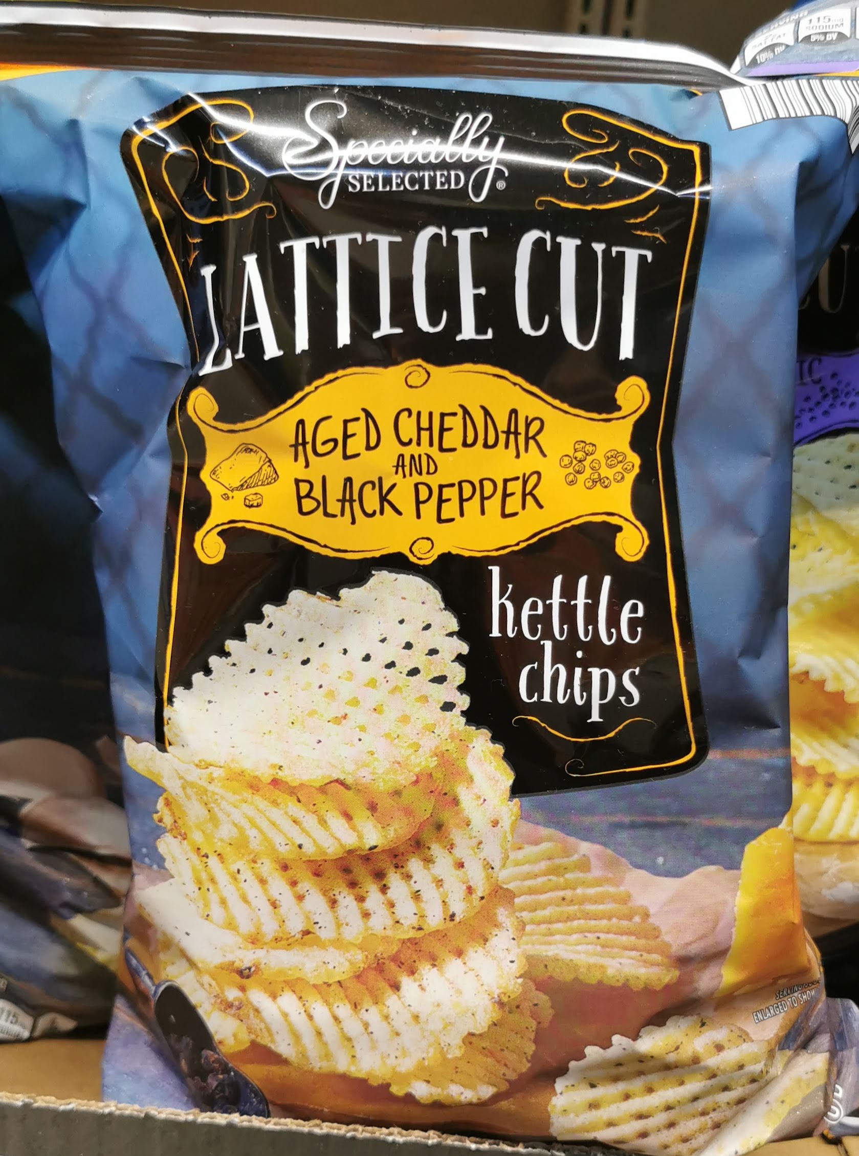 Specially Selected Lattice Cut Aged Cheddar and Black Pepper Kettle