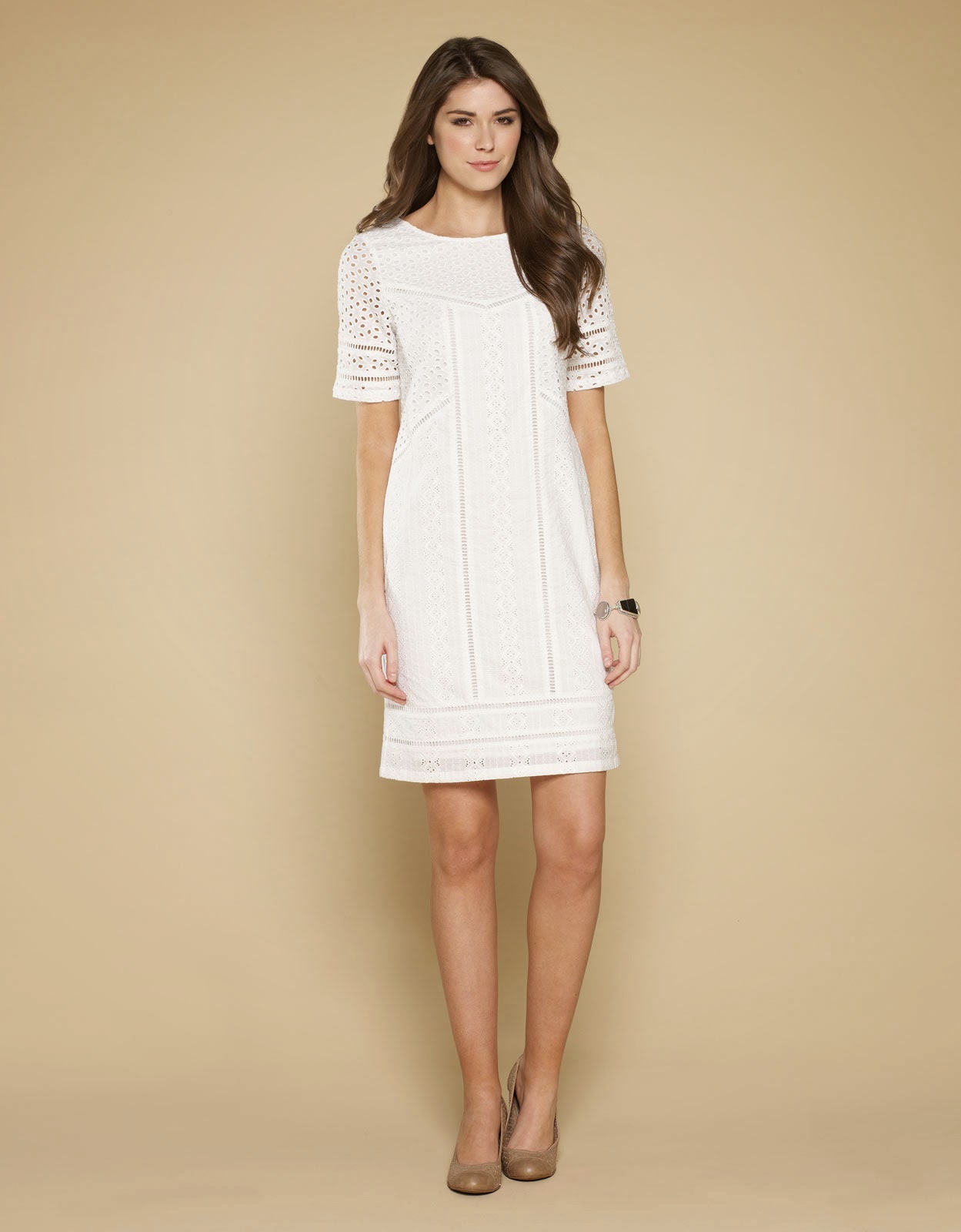 белое платье с босоножками. короткие свадебные платья звезд. Acasta белое кружевное платье. модные белые платья на корпоратив. белое платье.