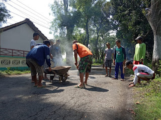 Warga Kalianyar Kesal, Jalan Rusak Parah Diperbaiki Dari Hasil Patungan Masyarakat. 