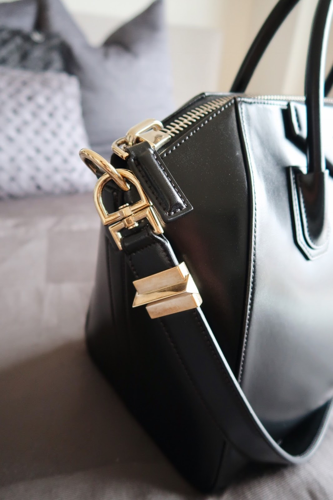 givenchy antigona mini gold hardware