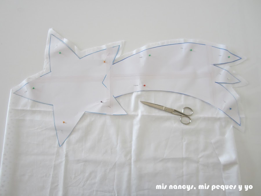 mis nancys, mis peques y yo, tutorial DIY cojín con forma de estrella de Navidad, cortar tela dejando margen de costura