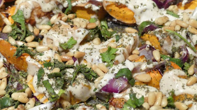 Butternusskürbis und rote Zwiebeln mit Tahini-Sauce und Zatar nach Yotam Ottolenghi Butternusskürbis und rote Zwiebeln mit Tahini-Sauce und Zatar nach Yotam Ottolenghi