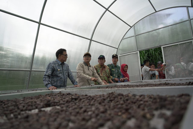 gubernur bengkulu rohidin mersyah melihat kopi bengkulu
