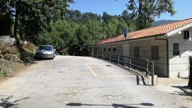 Estrada ao lado do bar Estrada ao lado do bar