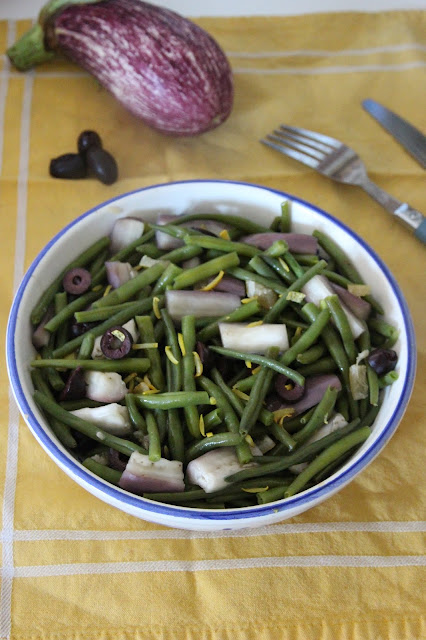 Cuillère et saladier : Salade de haricots verts, aubergines, citron et olives