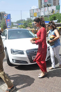 Deepika Padukone Visits Siddhivinayak Temple for YJHD success