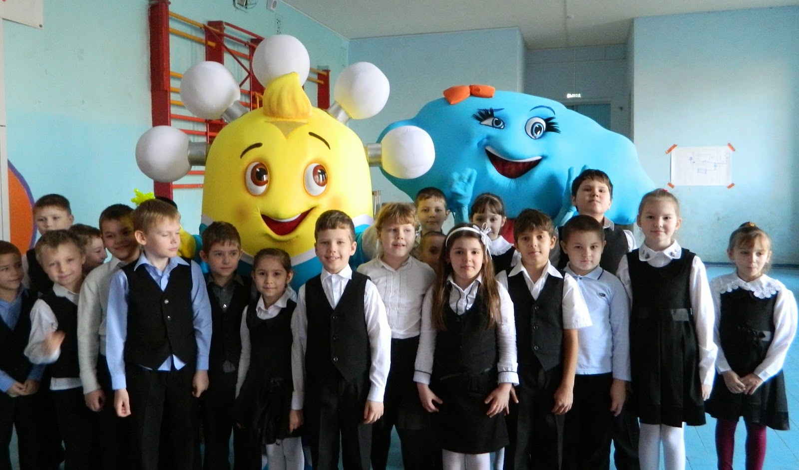 53 школа первый класс. боровковская школа № 53. школа 70 барнаул. учитель с первоклашками. школьники 1 сентября.