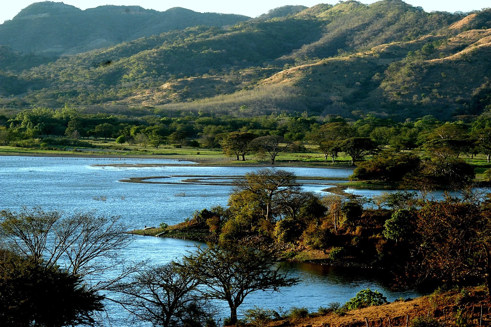 Пресноводное озеро в латинской америке. Сальвадор Лемпа. Река Лемпа. Река Лемпа в Сальвадоре. Озеро Илопанго в Сальвадоре.