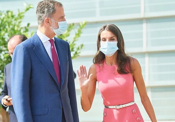 Queen Letizia wore a stretch wool dress form Michael Kors, and pink suede pumps from Magrit, carried Magrit clutch. First Lady Melania Trump