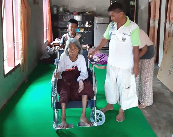 warga Kecamatan Pulau Punjung penerima bantuan kursi roda