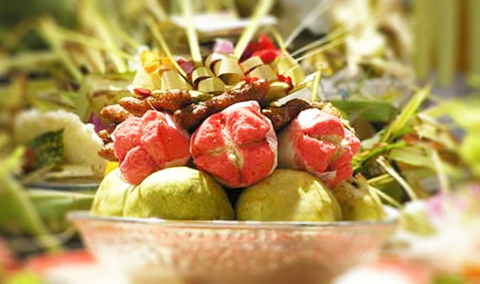 DESA ADAT TEDUNG: Makna Banten dan Filosofinya