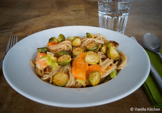 Pasta mit Gemüse, ofengeröstetem Rosenkohl und Käsesauce | (no) plain ...