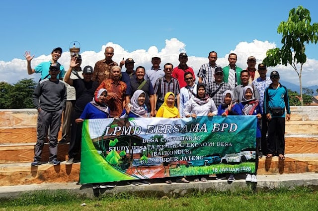 Foto bersama di Balkondes Tuksongo sebelum bertolak pulang ke Caturharjo