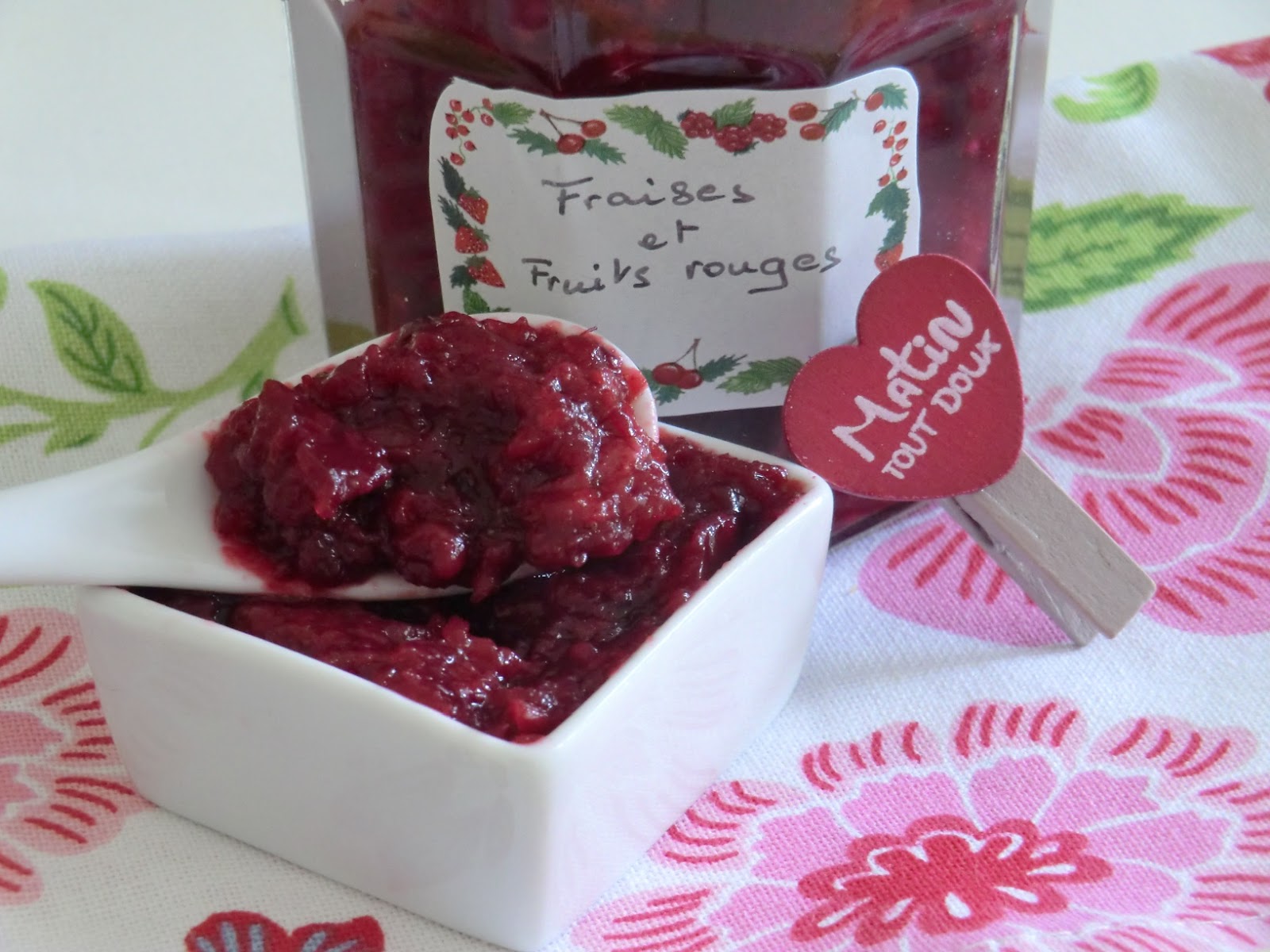 Petite confiture légère aux fraises et fruits rouges à l'agaragar et