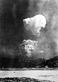 Atomic blast at Hiroshima a few minutes after the detonation worldwartwo.filminspector.com