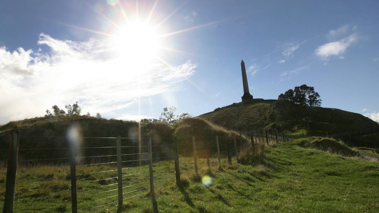 U2 Sombras e Árvores Altas Blog U2 visita One Tree Hill para prestar tributo à Greg Carroll