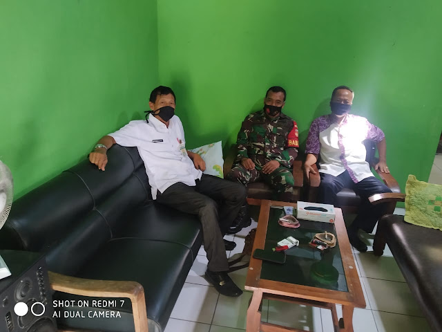 Optimalkan Komsos, Babinsa Kunjungi Kades Desa Peleman Optimalkan Komsos, Babinsa Kunjungi Kades Desa Peleman