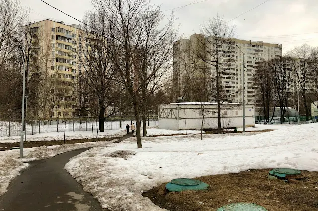 Одесская улица, дворы, территория школы № 2042