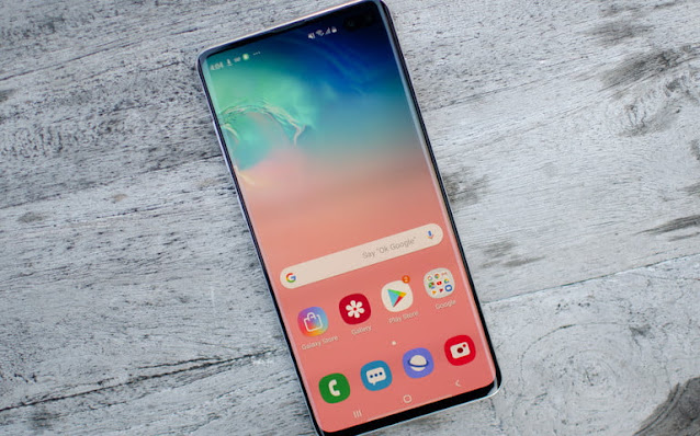 samsung s 10 hp samsung galaxy s10 di atas meja dengan layar pink