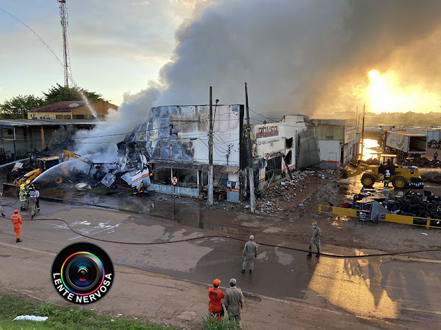 Revendedora de pneus é destruída por incêndio na capital - VEJA AS FOTOS 15 Revendedora de pneus é destruída por incêndio na capital - VEJA AS FOTOS