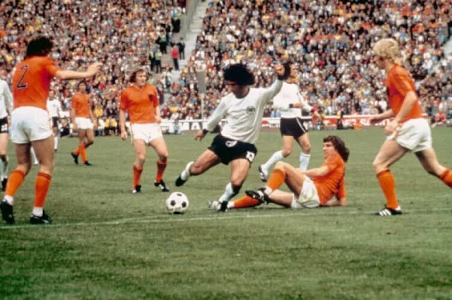 Gerd Muller se prepara para chutar cruzado e fazer o gol que daria o título de 74 à Alemanha Ocidental