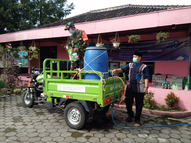 Babinsa Desa Meger Lakukan Penyemprotan Disinfektan Guna Cegah Penyebaran Virus Corona