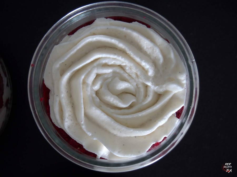 La tarta Red Velvet presentada en vasitos: bizcocho con remolacha (sin colorantes) y una suave mousse de yogur y mascarpone