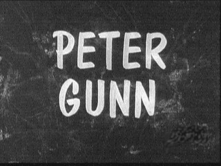 Fotograma en blanco y negro de la serie de 1958 : Pter Gunn