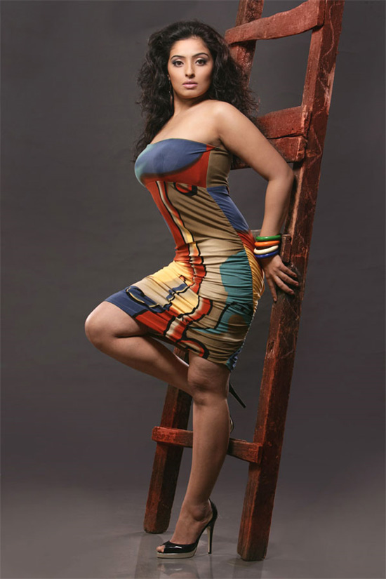 Indian Hot Actress Mumtaz Showing Hot Curves In Skin