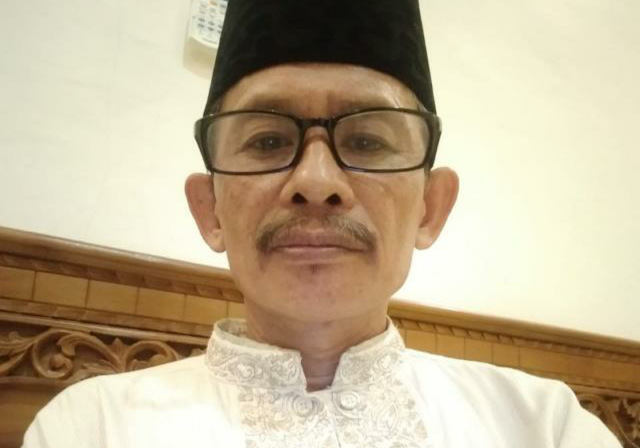 3 Orang Pelaku Penyebar Hoax IKBAR Pamer Uang Dilaporkan Polisi Mojokerto - Beberapa hari terakhir ini di Mojokerto geger dengan adanya tayangan video seolah menggambarkan salah satu Paslon Pilkada Mojokerto 2020 pamer uang dalam mobil. Uang ratusan ribu rupiah itu berserakan di jok depan, dashboard dan lantai bawah. Menyangkut paslon nomor 1 IKBAR (Ikfina-Barra) yang kandidat pemenang Pilkada, video itu beredar cepat menembus ruang maya, medsos, WA, FB, Youtube, online dan TV sampai ke pelosok penjuru Nusantara bahkan seantero dunia. Digoreng sedemikian rupa oleh lawan, dari pendukung paslon lain dikemas dalam judul menaik misalnya “Paslon Ikbar Pamer Uang Berserakan Dalam Mobil” dan diberi komentar memojokkan seperti Paslon Sombong, Paslon gak etis musim pandemi COVID-19 yang menjadikan masyarakat kesulitan ekonomi kok malah pamer uang, Paslon gak pantas jadi pemimpin, Paslon gak bisa jadi panutan, Paslon gak berakhlaq dll. Tentu tujuannya untuk menjatuhkan Ikbat agar kalah dalam Pilkada Mojokerto 2020. Terusik dengan kabar viral yang merugikan Paslon Ikbar dan keluarga karena opini telah terbangun sedemikian rupa oleh ulah orang-orang atau kelompok yang tidak bertanggung jawab melakukan persekongkolan jahat, memelintir fakta, mengedit dan menyuguhkan editan rekaan potongan video menjadi sebuah video tunggal dengan satu peristiwa ditempat dan waktu yang sama jadilah terbangun opini publik yang mencap Paslon Ikbar sombong, conggkak, sok kaya, tak punya perasaan, akhlak buruk, tak layak jadi pemimpin dan panutan. Dengan harapan sinpati masyarakat sirna dan Ikbar kalah dalam Pilkada Mojokerto 2020. Keluarga menyampaikan klarifikasi semalam melalui juru bicaranya Joko Said untuk menyampaikan apa yang terjadi sebenarnya, sebagai penawar segala rekayasa jahad, pelintiran kejam, fitnah besar, tuduhan ngawur dan berita hoax oleh mereka yang diduga orang-orang dari pihak lawan. Yang perlu ditegaskan bahwa peristiwa pamer uang dimobil bukan dari kami. Ikbar, Ikfina dan Barra tidak pernah pamer uang seperti itu. Tidak mungkin kami berbuat begitu. Kami masih punya hati dan akhlaq. Kami tidak tahu kapan dan dimana peristiwa pamer uang itu terjadi. Selepas undian nomor urut Paslon di Hotel Grand Whiz Traws 24 September 2020 yang lalu kami diminta membubuhkan nomor urut yang kami dapat yaitu nomor 1 di mobil salah seorang pendukung. Setelah selesai kami pulang gak tahu lagi keberadaan mobil tersebut Rupanya bebarapa hari kemudian mobil dipakai nagih. Dan dapat uang. Kemudian dengan tujuan hanya main-main saja uang dihambur-hamburkan dijok depan diambil Gambarnya dalam bentuk video dan dishare di WA Group internal. Kemudian ada anggota group yang khianat. Potongan beberapa video dimaksud dishare keluar ke pihak lawan dan group WA lain. Selanjutnya dilakukan rekayasa jahat video diedit menjadi satu video menggambarkan Paslon Ikbar seolah telah pamer uang kemudian dishare ke media sosial dan media online. Keluarga ingatkan kepada mereka yang telah berbuat jahat. Hati-hati siapa menabur angin pasti menuai badai, siapa menggali lubang dia sendiri akan terperosok kedalamnya. Tiap Kamis malam Kyai dan ribuan santrinya melakukan istighatsah berdoa diantaranya dengan membaca hizib Nashor untuk kehancuran dan adzab Allah bagi orang seperti mereka-mereka tersebut. Tiga orang yang dibenci keluarga dan diduga kuat yang berkhianat yaitu SI, kemudian BA dan UK melakukan edit dan rekayasa video Fitnah, hasud dan hoax serta menyebar luaskan atau memviralkan. Sudah pada tahu bahwa SI menjalin hubungan intim dengan BA. BA orangnya Putih dan UJ diduga kuat orangnya YONI. SI inilah yang diduga kuat meneruskan potongan-potongan video kepada BA yang kemudian direkayasa dan disebarluaskan kemana-mana. Ketiga orang tersebut Hari Selasa besuk akan dilaporkan ke Polres Mojokerto oleh para Lawyer keluarga dibawah komando Lowyer kondang M. Sholeh dari Sidoarjo. Semua yang terlibat persekongkolan jahat, termasuk yang telah menyebarluaskan akan disertakan sebagai terlapor. “Sengaja kami menempuh jalur hukum demi keadilan di masyarakat dan mengingatkan bahwa siapa yang berani berbuat jahat. pasti akan menerima akibat burukya," tegas Joko, Minggu (4/10/2020) pukul 21.00 WIB. (Jayak)