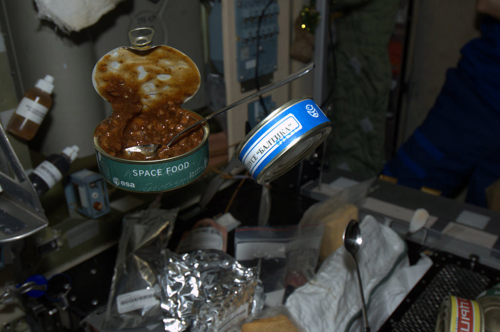 Питание космонавтов в космосе. Еда в космосе. Питание в космосе. Современная еда Космонавтов. Продукты питания в космосе.