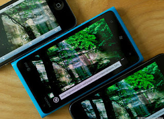Lumia900_ScreenColorComparison.jpg