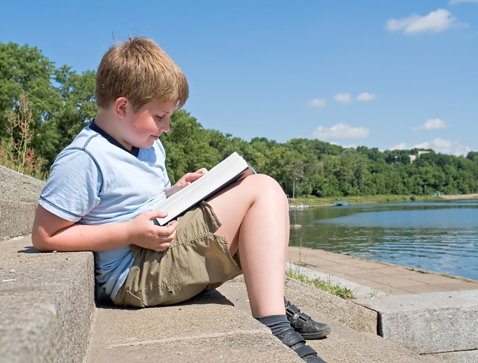 Человек с огромной книгой. Мальчик читает. Мальчик с огромной книгой. Мальчик читает книгу фото. Мальчик читает на берегу реки.