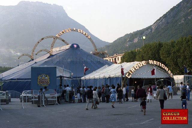 Vue générale du cirque avec le camions semi remorque caisse, le chapiteau et le Barnum d'entrée du cirque 