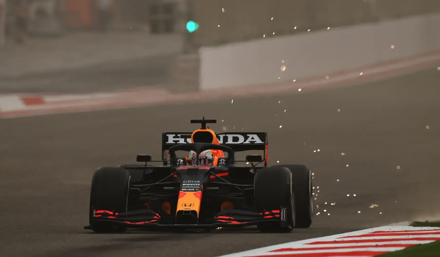 Max Verstappen con la Red Bull nei test in Bahrain