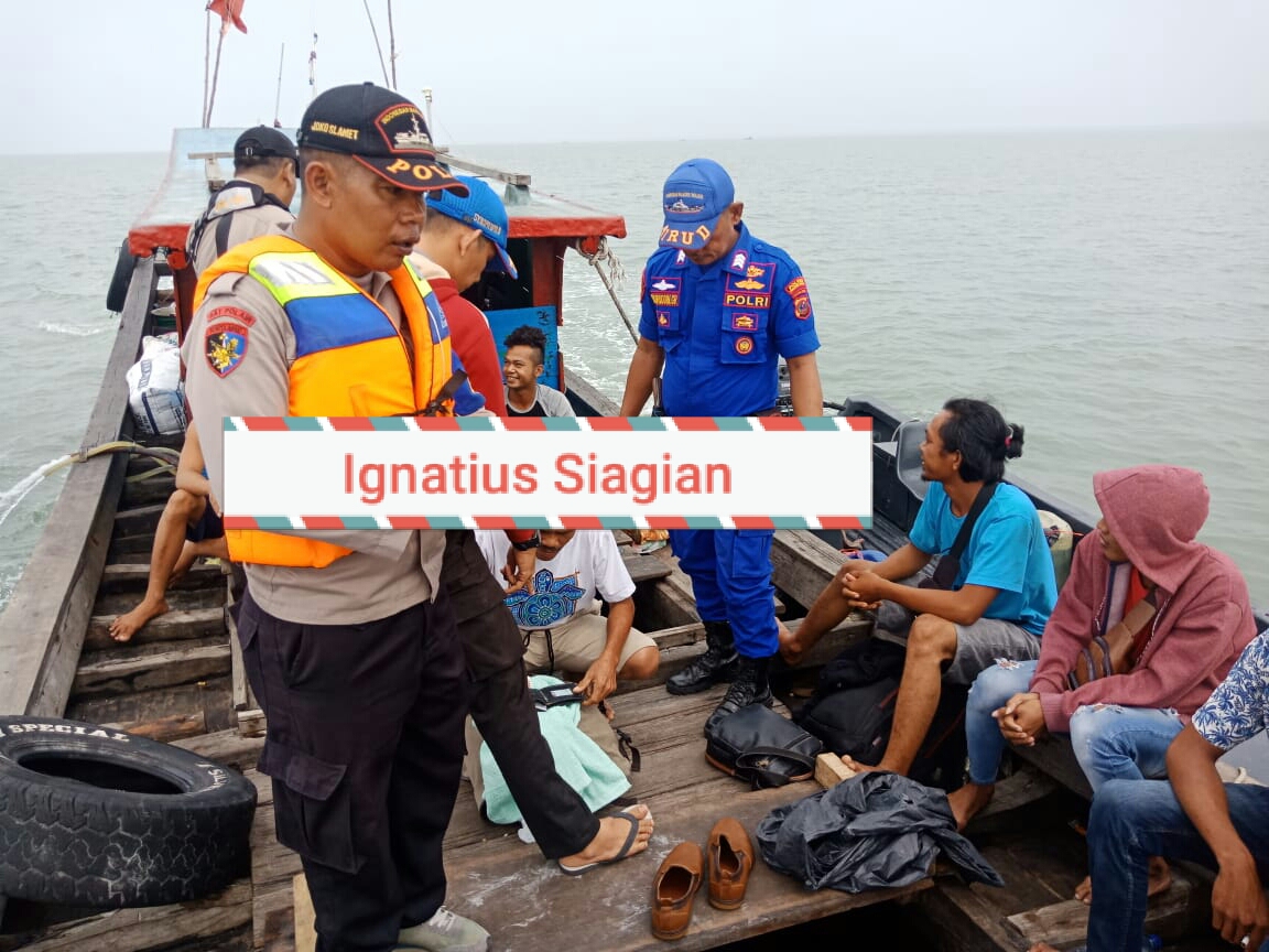 18 TKI illegal saat diamankan di Kantor Satpol Air Tanjungbalai. 18 TKI illegal saat diamankan di Kantor Satpol Air Tanjungbalai.