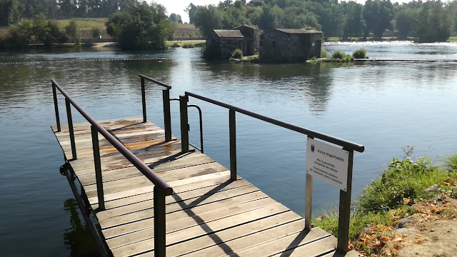 Plataforma de saltos para a água na Praia Fluvial de Adaúfe