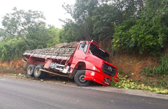 Jacobina: Caminhão carregado com cocos sai da pista e atinge barranco na BR-324