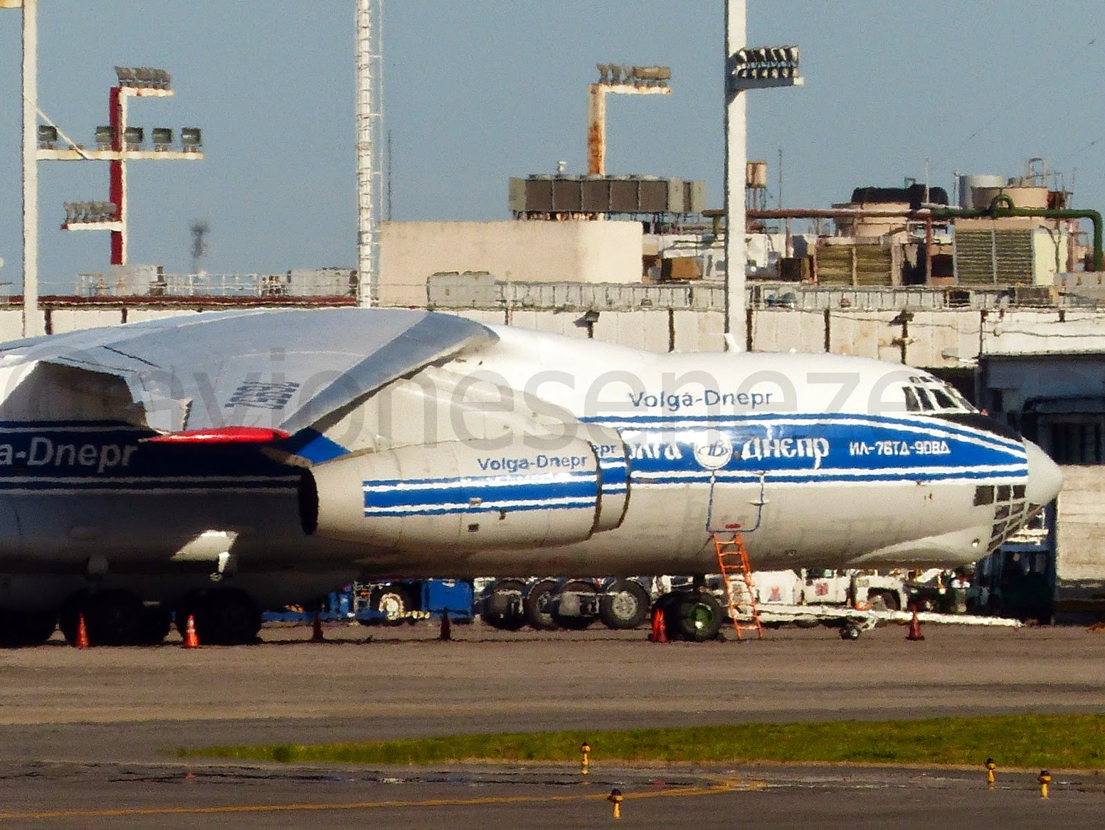AVIONES en EZEIZA IL76 DE VOLGA DNEPR EN TCA