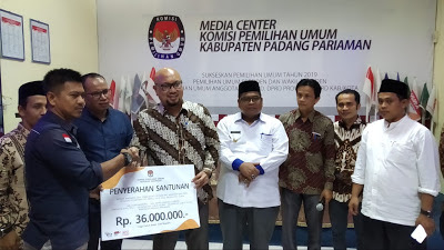 Komisioner KPU-RI Ilham Saputra Serahkan Santunan Kepada Keluarga KPPS di Padang Pariaman