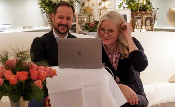 Crown Prince Haakon and Crown Princess Mette-Marit spoke with Kari Elisabeth and Arne Hovengen. navy sweater and red white print shirt