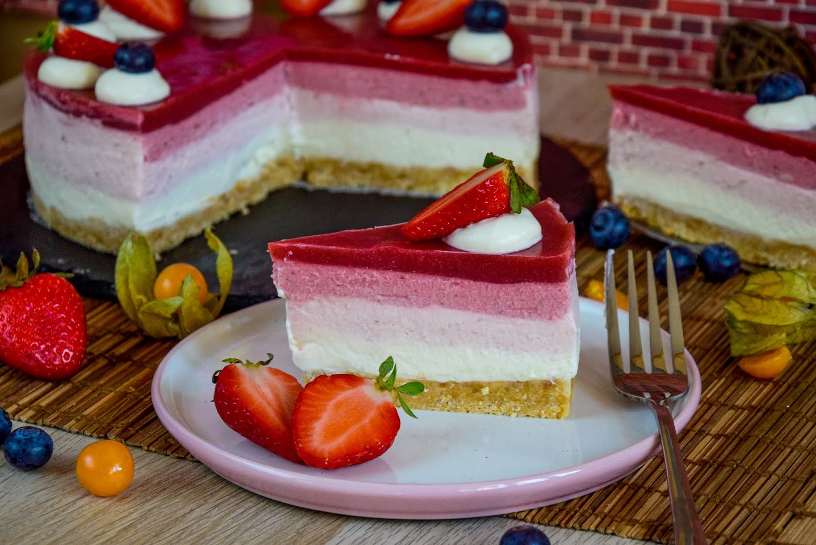 kiras_bakery: No-bake Strawberry Cake/ Ombre Erdbeertorte/ ohne backen