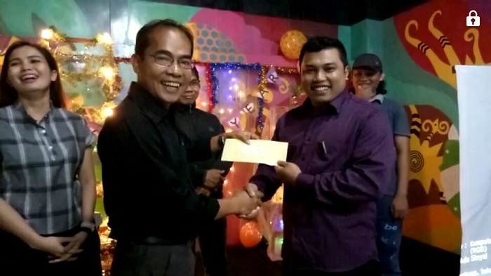 Tarjan sofian terima penghargaan dari Ruai TV di Pontianak Tarjan sofian terima penghargaan dari Ruai TV di Pontianak