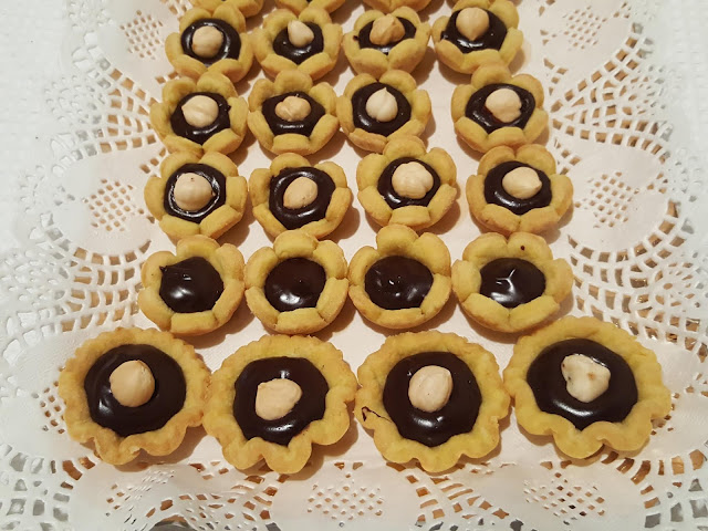 Cestini di frolla friabile con stevia e ripieno di cioccolato fondente 74 %