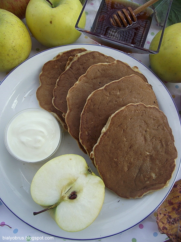 Biały Obrus Pancakes z jabłkami