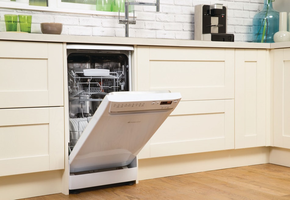 REVIEW Hotpoint Ultima Slimline Dishwasher The Test Pit