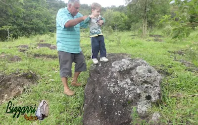 Bizzarri, com seu neto João, fazendo o que mais gosta, garimpando pedras para construções com pedras. Na foto garimpando pedras ornamentais para o paisagismo com pedras, pedras para jardim, pedras para lago de carpas, pedras para caminho, pedras para banco, etc. Adoro garimpar essas pedras pois já imagino as pedras em cada tipo de trabalho com pedras que vou executar.