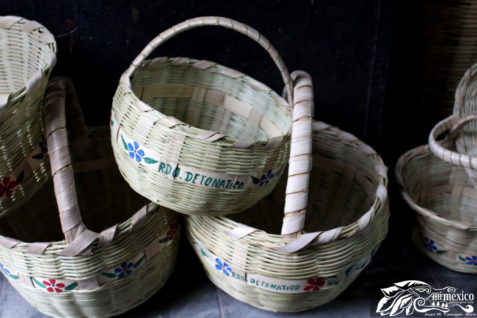 Folklore de México Artesanias de Tonatico Cestería miniatura